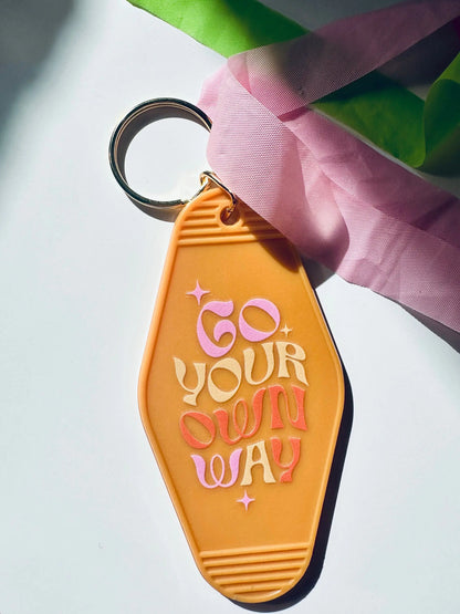 Go Your Own Way Vintage Motel Keychain, Cute Retro Hotel Keychain maedaymaedaymaeday